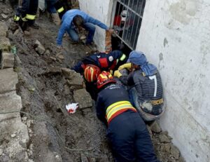 Una persona muere por colapso de muro en Quito