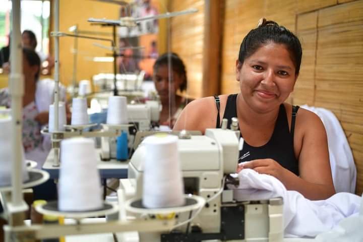 Rocío Márquez elabora camisetas en el emprendimiento de corte y confección. Foto: Maritza Orellana.