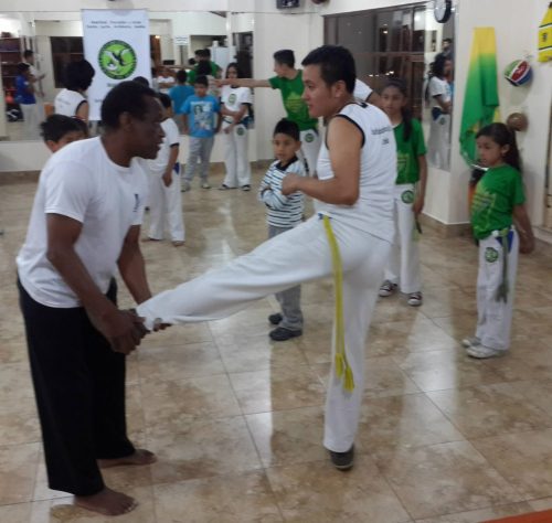 Varios son los beneficios de la práctica de capoeira.