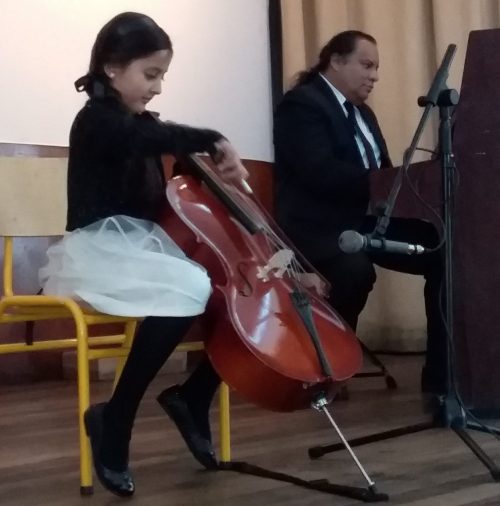 Niños y jóvenes desarrollan sus talentos en la música en el Colegio de Artes Bolívar.