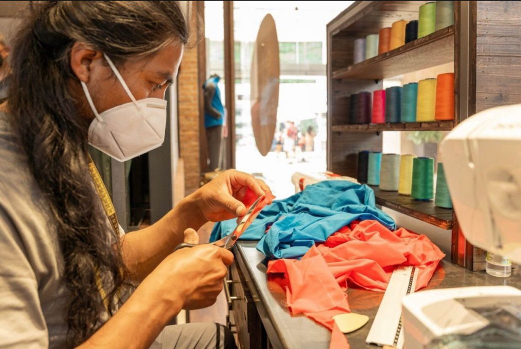 Confección de ropa con materiales reciclados. Foto: Empresa Patagonia.