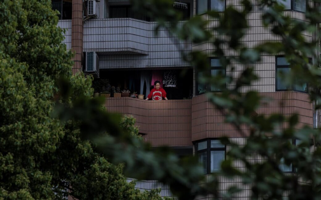 Imagen del residente en un edificio en la confinada ciudad china de Shanghái.