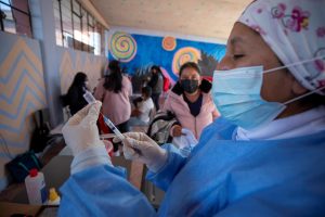La cuarta dosis contra el coronavirus ya se aplica en Ecuador