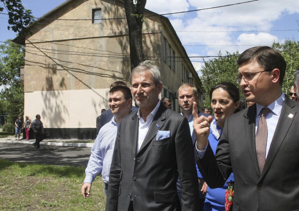 El alcalde de Mariupol, Vadyn Boychenko (d), durante una visita a la ciudad del entonces comisario europeo.
