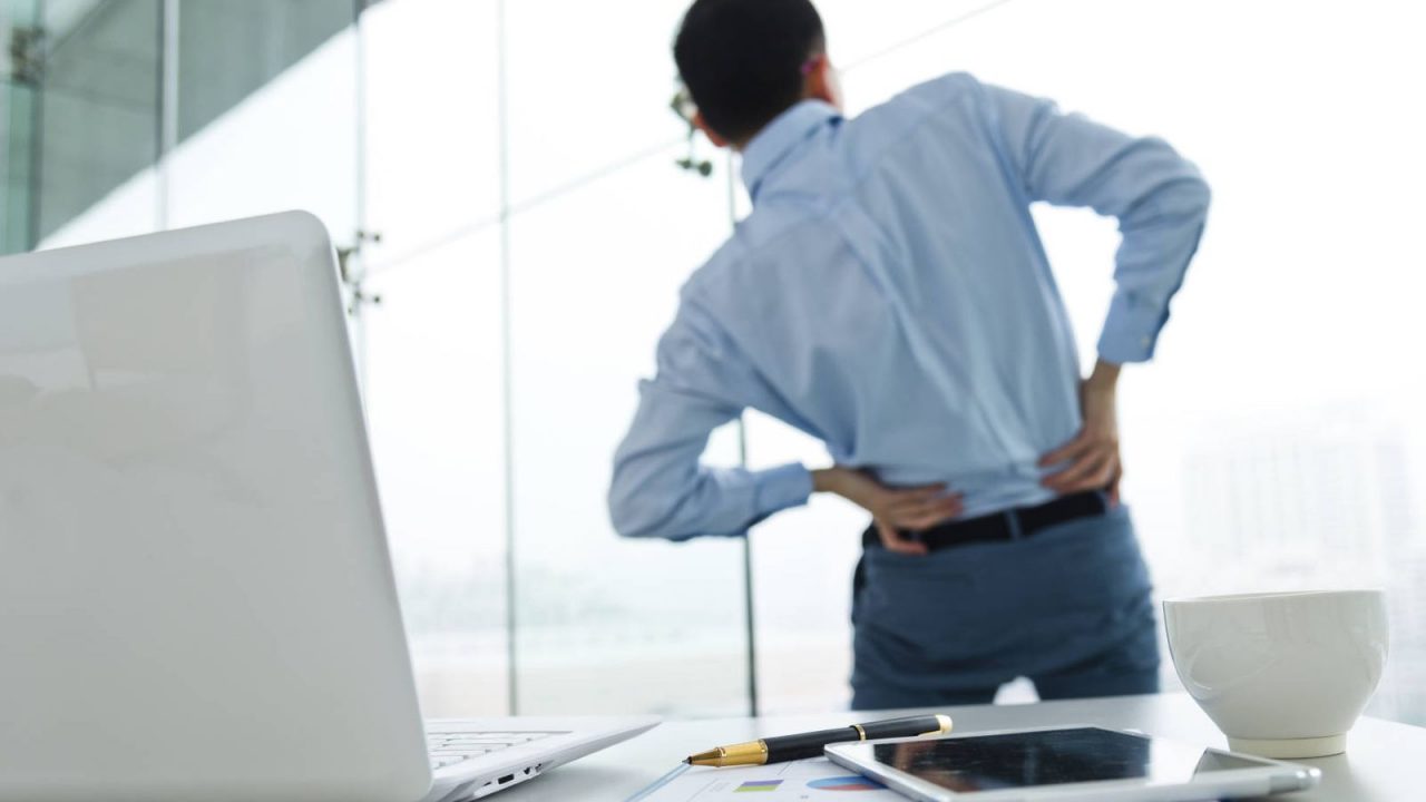 Cómo evitar el dolor de espalda que produce el trabajo