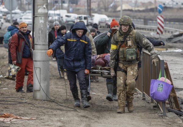 Foto referencial. Evacuación de un herido en la ciudad de Irpín, en la región de Kiev.