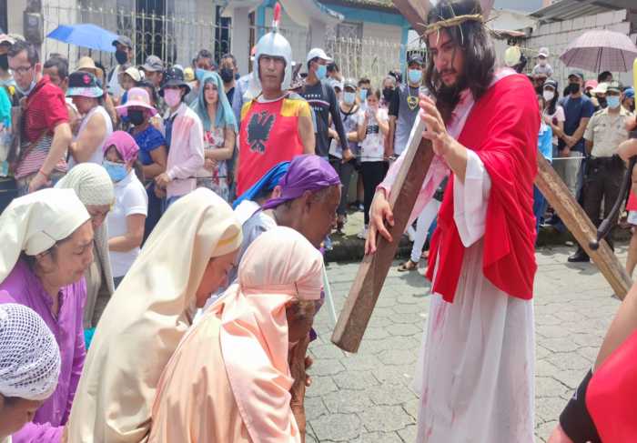 DEVOSIÓN. Santodomingueños recordaron la muerte y resurrección de Jesucristo.