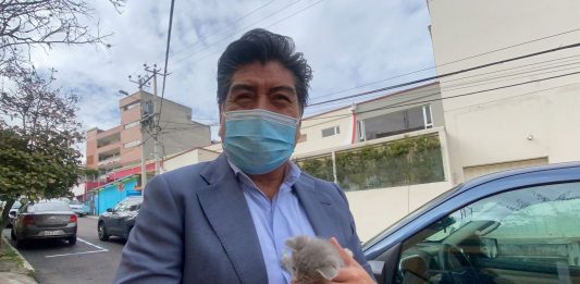 Momento. Jorge Yunda llega a su espacio radial con un gato que le regaló la doctora Linda Guamán, con quien comparte un juicio por presunto peculado.