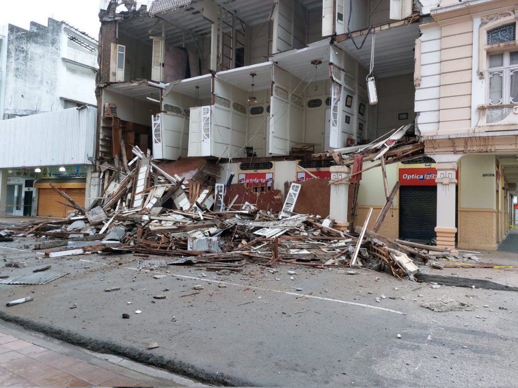 Edificio patrimonial se desploma en Guayaquil