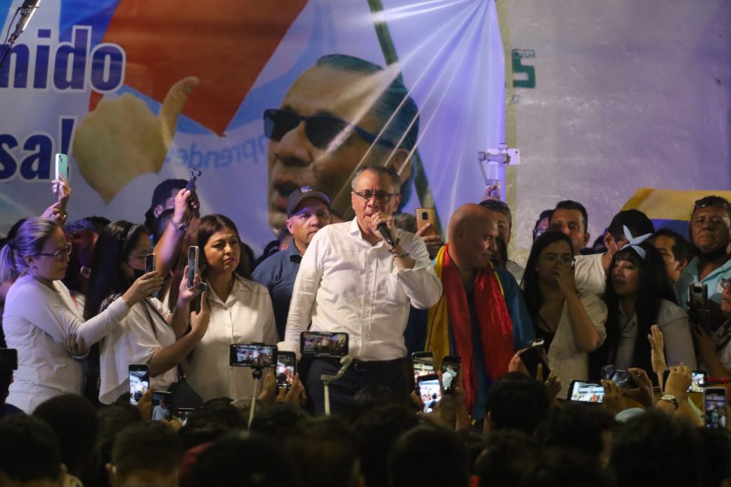 Tras salir de la cárcel el 10 de abril, Jorge Glas viajó a Guayaquil tuvo un recibimiento de sus partidarios en Guayaquil.