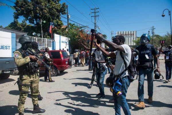 La acción de las fuerzas del orden y grupos paramilitares pone en riesgo la labor periodística en Haití.