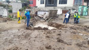 Aguas servidas inundan  varias casas en La Victoria