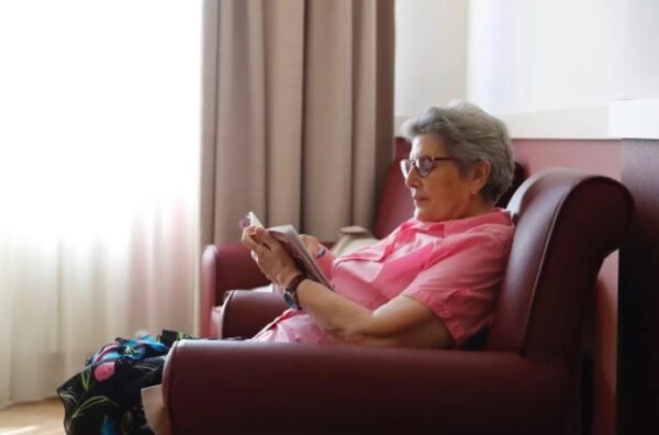 La lectura ayuda a las personas con Alzheimer