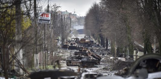 Maquinaria militar rusa destruida en las áreas recuperadas por el ejército ucraniano en la ciudad de Bucha (región de Kiev).