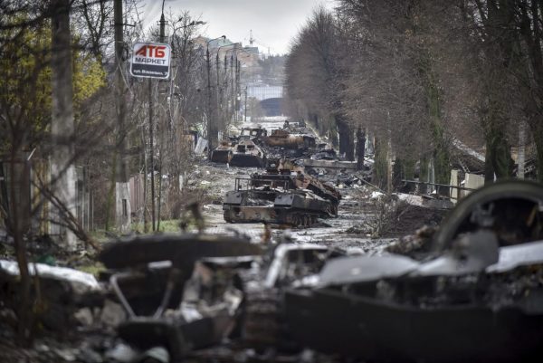 Maquinaria militar rusa destruida en las áreas recuperadas por el ejército ucraniano en la ciudad de Bucha (región de Kiev).