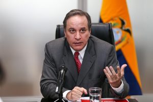 Ministro Cueva viaja a Washington en medio de las demoras en la última revisión del FMI