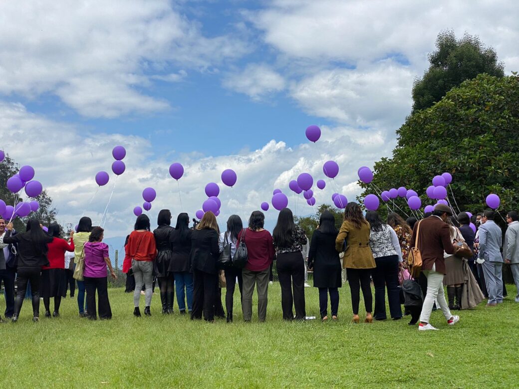 Mujeres lanzaron globos morados al cielos por las víctimas de violencia machista.
