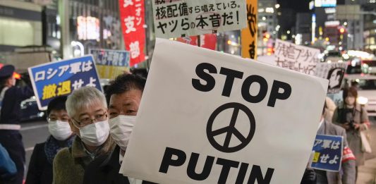 Las protestas contra la guerra continúan en el mundo. En la foto, una manifestación en Japón.
