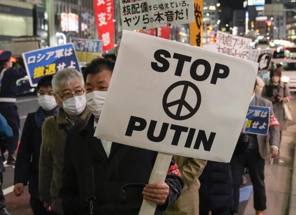 Las protestas contra la guerra continúan en el mundo. En la foto, una manifestación en Japón.