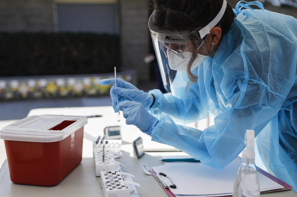 Una trabajadora de la salud recopila muestras de coronavirus, en Whittier, Estados Unidos, en ujna fotografía de archivo.