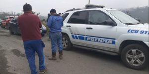 Abandona el carro y a su mujer con cosas robadas