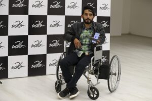 Jóvenes ecuatorianos crean silla de ruedas movida por la mente