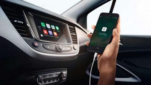¿Por qué no debes cargar la batería de tu celular en el carro?