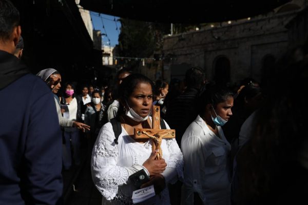 A pesar de la violencia y la seguridad, cientos de devotos recrearon el camino de Jesús a la cruz y a su sepulcro.