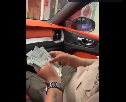 Captura de imagen del video donde policías agradecen la recepción de sus ganancias.