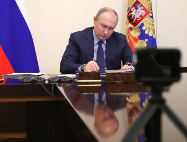 Rusia entra en cese de pago de su deuda externa