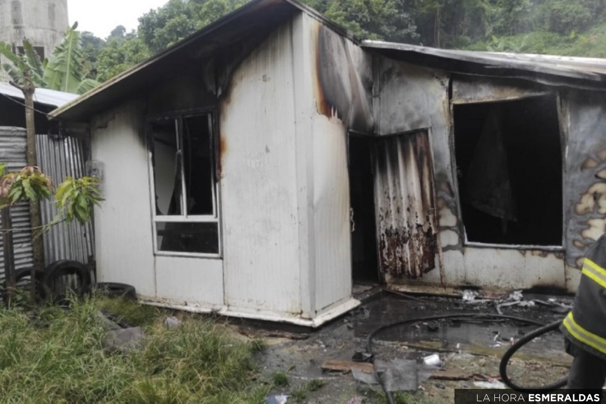 Incendio en vuelta larga deja a 2 familias afectadas