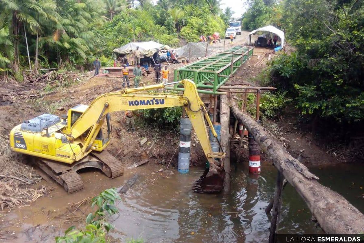 Militares construyen puente en Mataje