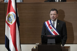Chaves llama a impulsar un ‘cambio histórico’ en Costa Rica