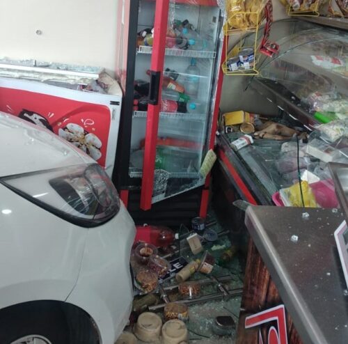 El automóvil quedó en medio del local comercial.