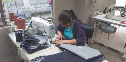 En la parroquia existen artesanos dedicados a la elaboración de varias prendas de vestir.