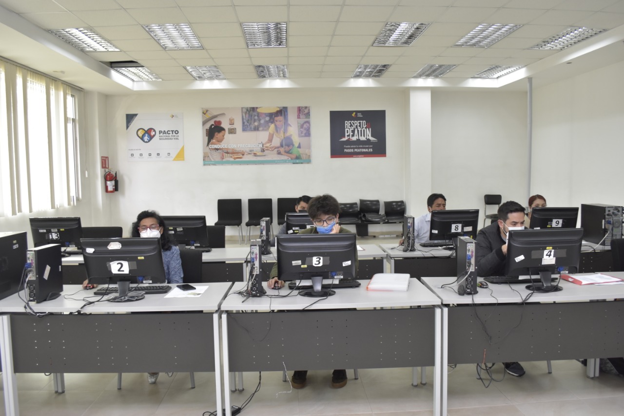Tiempo para sacar la licencia de conducir se mantiene en tres meses, según la ANT