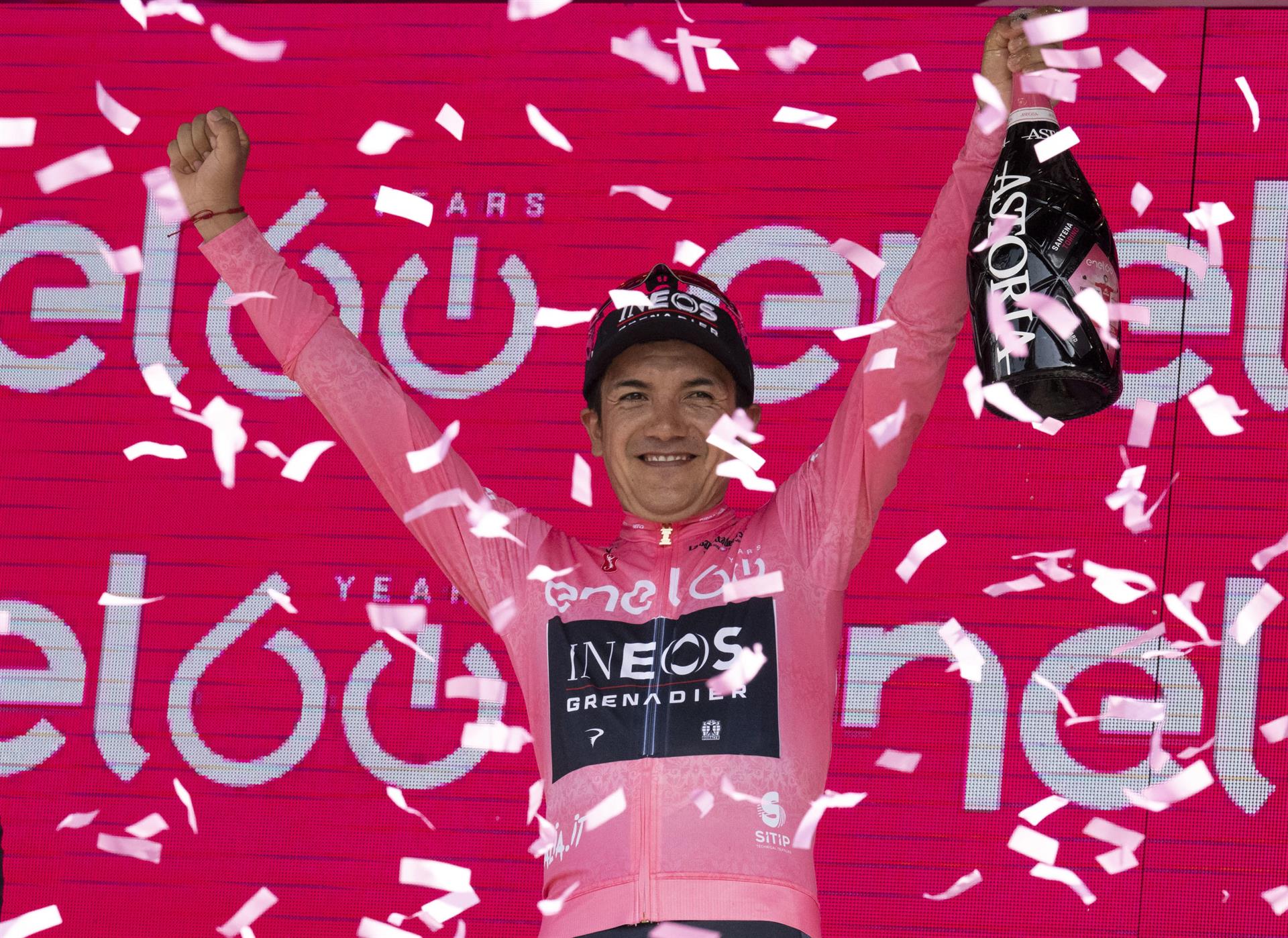 Richard Carapaz sigue liderando el Giro a 4 días del final