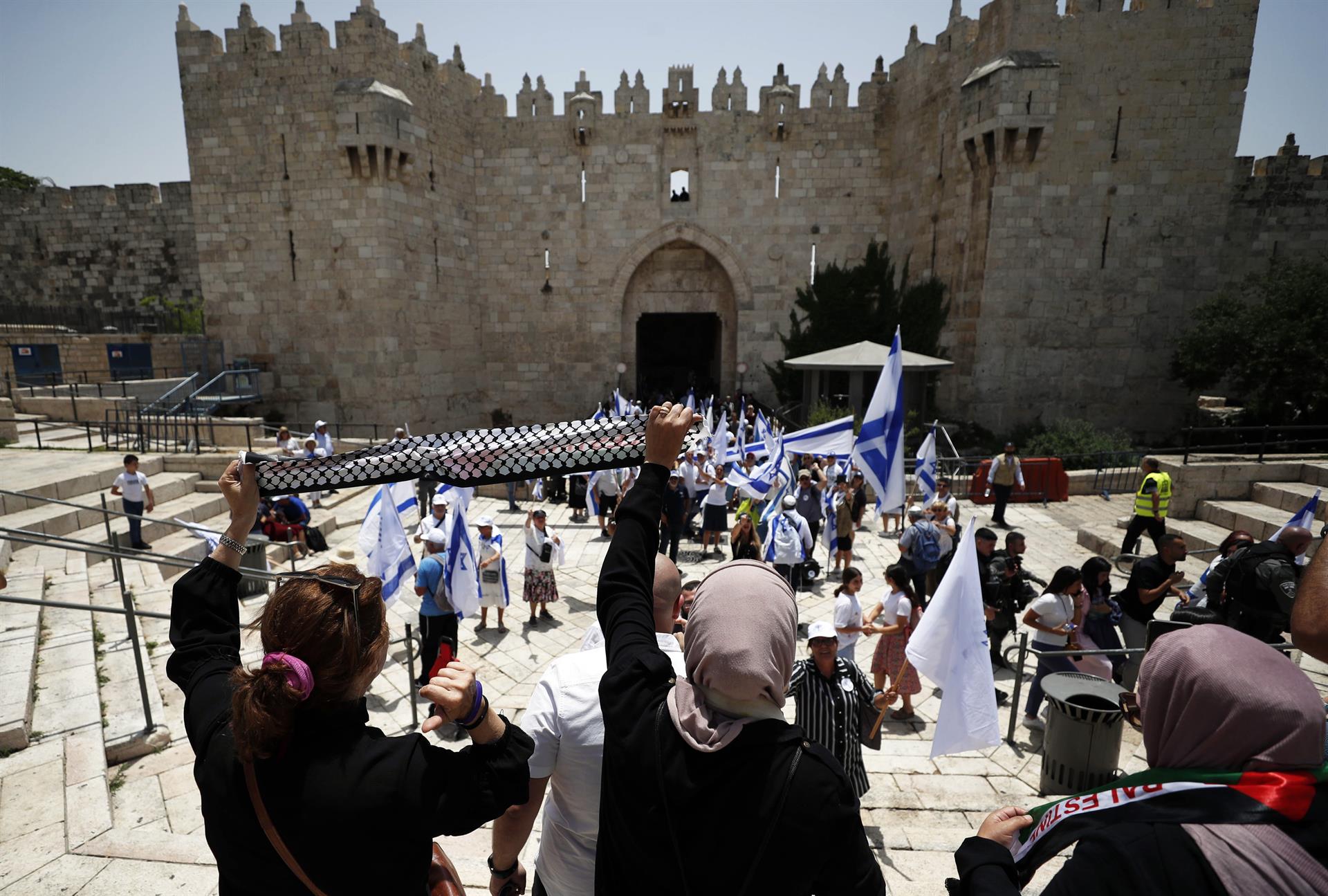 Enfrentamientos en Al Aqsa previo a la marcha del Día de Jerusalén
