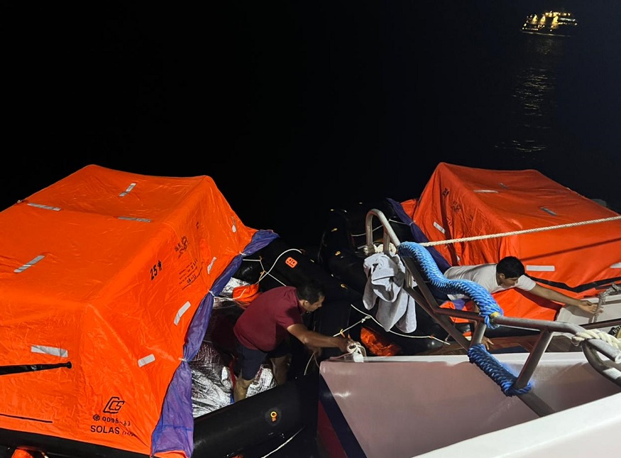 Barco turístico se hundió por un incendio en Galápagos