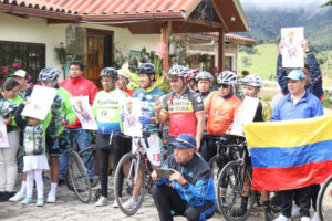 Rodada. Un grupo de ciclistas recorrió más de 50 kilómetros como preámbulo de la visita a la casa donde nació y creció ‘Richie’, para observar la etapa final. (Foto: Prefectura de Carchi)