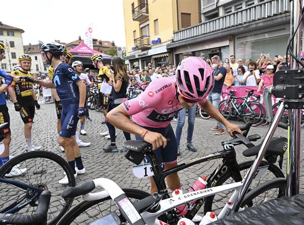 Jai Hindley arrebata el liderato del Giro de Italia 2022 a Richard Carapaz