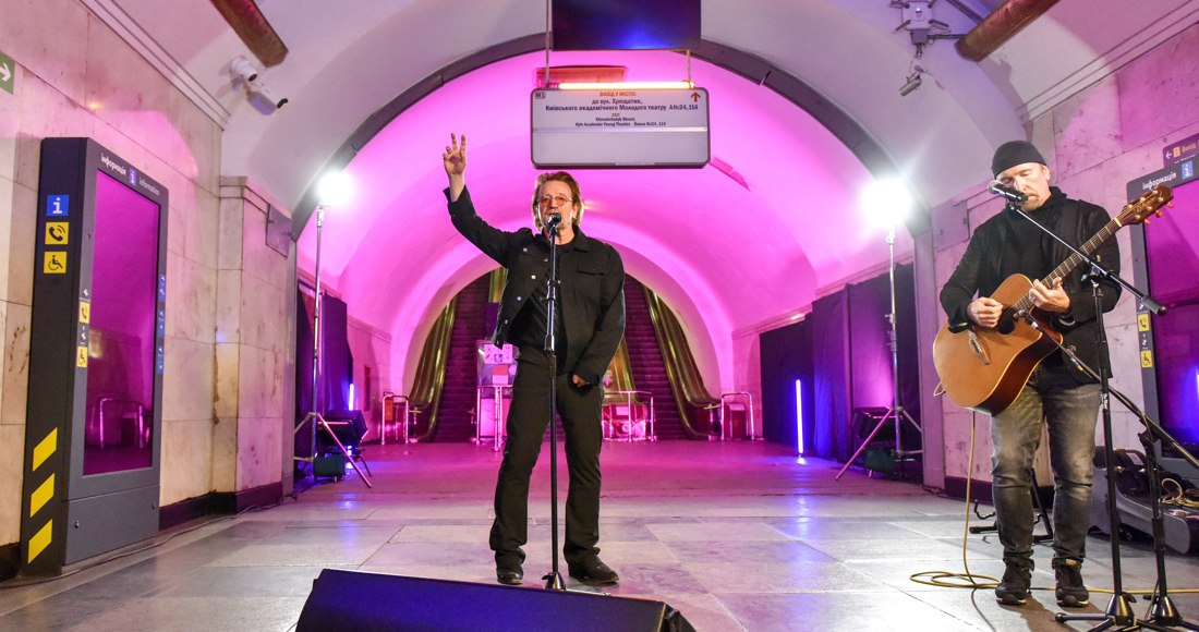 Bono, vocalista de U2, da un concierto sorpresa en Ucrania