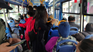 Mujeres son vulnerables al  acoso y abuso en los buses