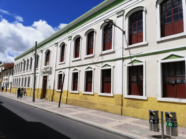 La escuela Miguel Riofrío celebra 127 años de vida institucional