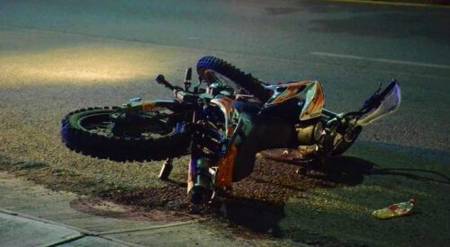 Estrellamiento de motocicleta deja un herido