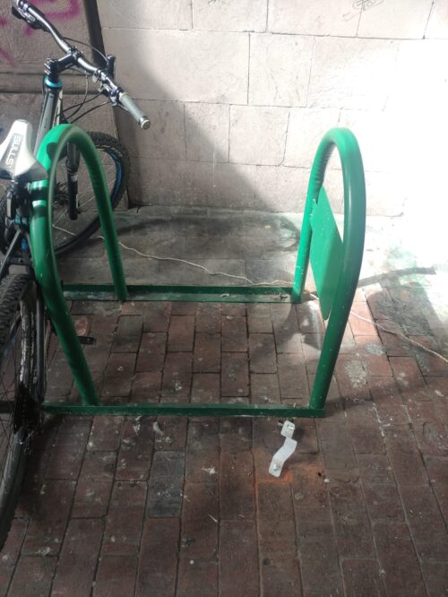 La bicicleta estática que fue instalada en las afueras de la Biblioteca de la Ciudad y la Provincia servía como material ilustrativo y ornamental.