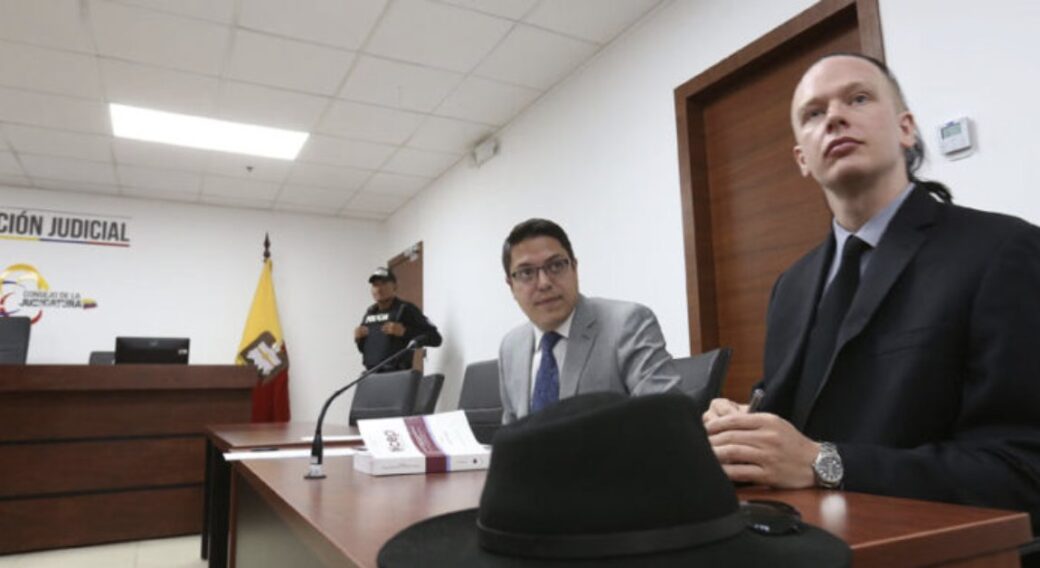 Carlos Soria junto a Ola Bini en el tribunal. Esperan reinstalación de la audiencia (Foto archivo)