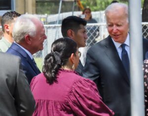 Joe Biden visita la escuela de Texas en que murieron 19 niños y 2 maestras