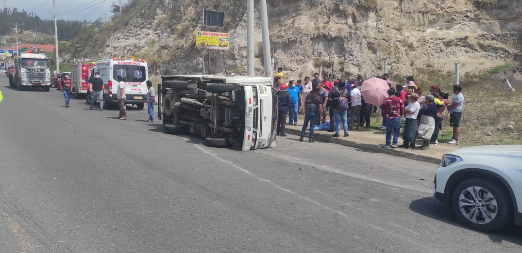 El camión quedó en medio del tramo y las personas heridas a un costado.