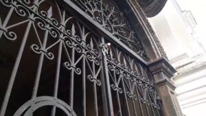 Cierre. Tras la purificación frente al Municipio, la gente se cansó de esperar a alguna autoridad local y decidió poner candados en todas las puertas.